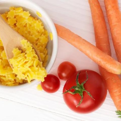 Pastaa, tomaattia ja mozarellaa 8kk